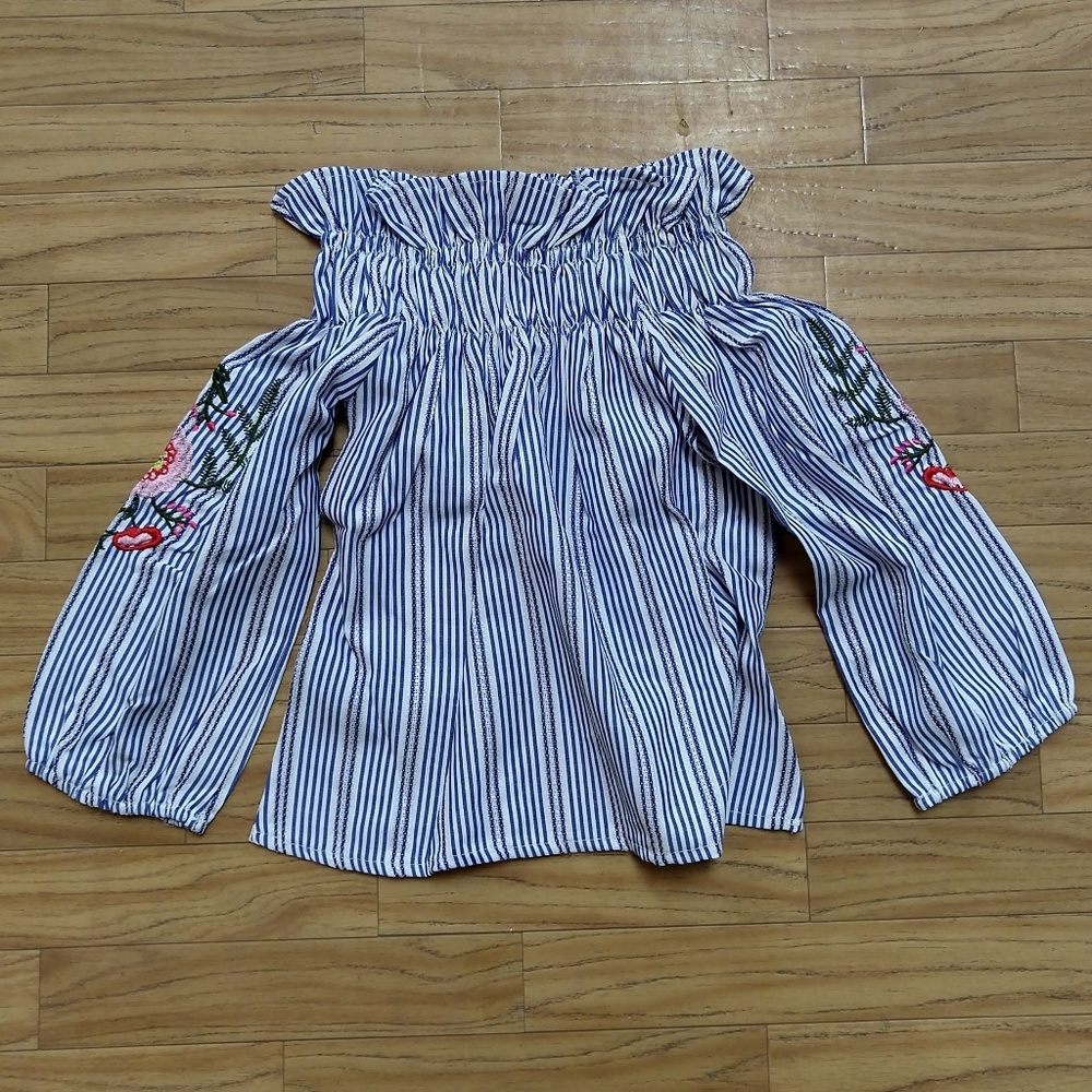 cold shoulder top w embroidery